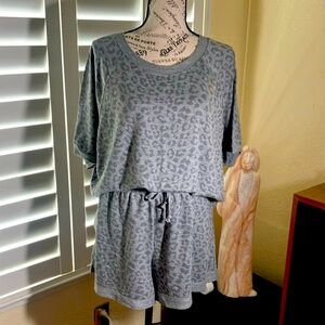 🐆🩳MeMoi Collection Gray Chita Print Stretchy Shorts & Top Lounging Set Size L